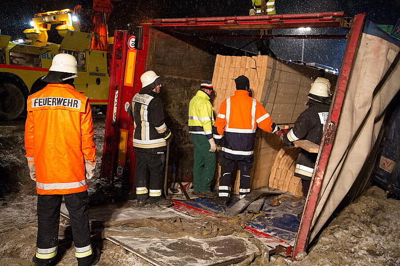 Fridolfing: Lkw kippt von der B20: Fahrer leicht verletzt - Bayern - Abendzeitung München
