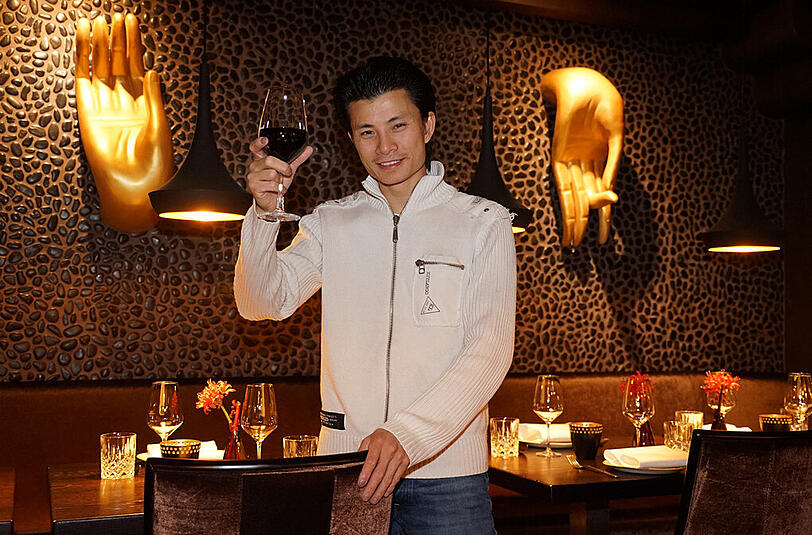 Tuang-Hung Hoang in seinem neu gestalteten Restaurant &bdquo;Tempel&ldquo;. Die Ess-Klasse-Gäste will er mit dem Geschmack Vietnams überzeugen. Die Sommeliers von Rindchens Weinkontor haben die passenden Weine zu den Gerichten ausgewählt.