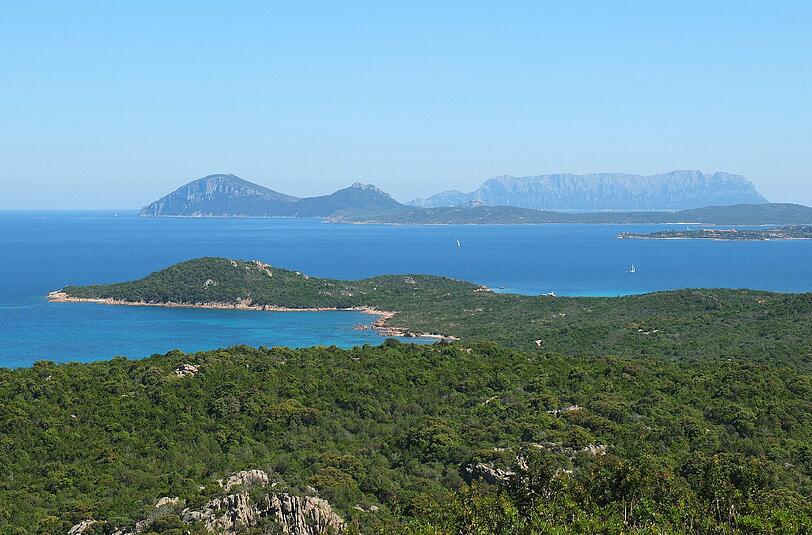Die Costa Smeralda bei Porto Cervo auf der italienischen Insel Sardinien, ist ein beliebtes Urlaubsziel. Der Tourismus in Italien profitiert von Krisen und der Angst vor Terror, da das Land als relativ sicher gilt. Foto: Marcus Brandt/Archiv
