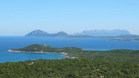 Die Costa Smeralda bei Porto Cervo auf der italienischen Insel Sardinien, ist ein beliebtes Urlaubsziel. Der Tourismus in Italien profitiert von Krisen und der Angst vor Terror, da das Land als relativ sicher gilt. Foto: Marcus Brandt/Archiv