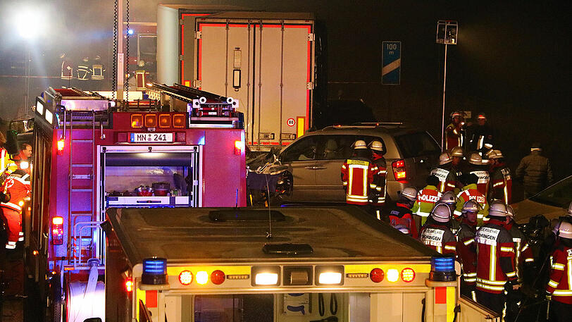 Im Nebel sind auf der A7 im Allgäu mehrere Autos ineinander gerast. Sechs Menschen starben. Die Bilder von der Unfallstelle.