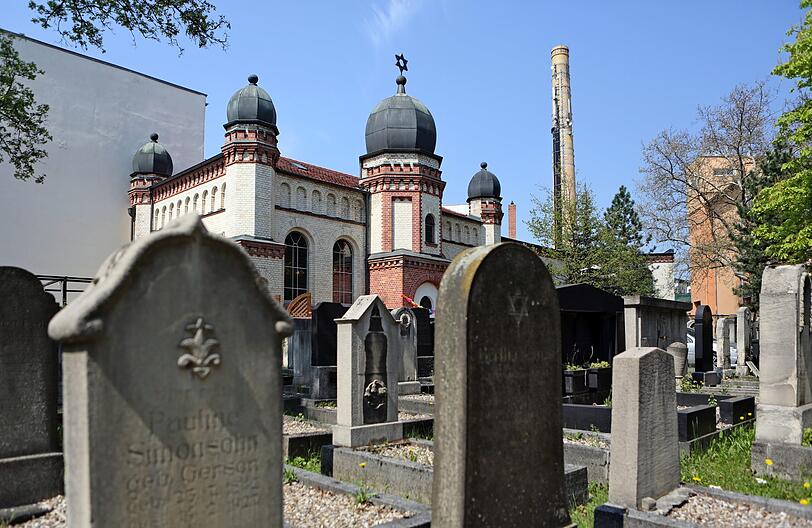 Blick auf den Friedhof und die Synagoge der Jüdischen Gemeinde in Halle/Saale. (Archivbild)