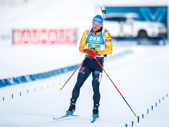 Erik Lesser kommt in Östersund ins Ziel.