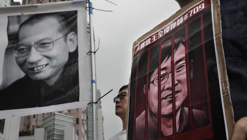 Demonstranten halten Plakate mit dem Bild des gestorbenen chinesischen Friedensnobelpreisträgers Liu Xiaobo (l) und des inhaftierten Menschenrechtlers Wang Quanzhang während einer Protestkundgebung im Juli 2018. Demonstranten halten Plakate mit dem Bild des gestorbenen chinesischen Friedensnobelpreisträgers Liu Xiaobo (l) und des inhaftierten Menschenrechtlers Wang Quanzhang während einer Protestkundgebung im Juli 2018.