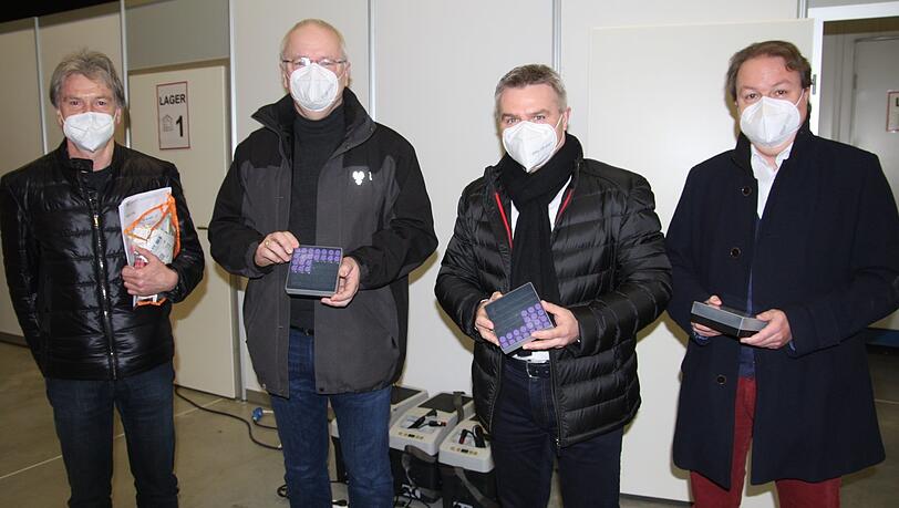 Versorgungsarzt Dr. Uwe Schubart (von links), Oberbürgermeister Alexander Putz, Landrat Peter Dreier und Landtagsabgeordneter Helmut Radlmeier mit den ersten 200 Impfdosen für die Region Landshut Versorgungsarzt Dr. Uwe Schubart (von links), Oberbürgermeister Alexander Putz, Landrat Peter Dreier und Landtagsabgeordneter Helmut Radlmeier mit den ersten 200 Impfdosen für die Region Landshut