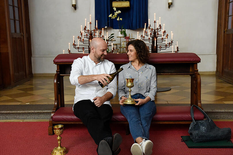 Pfarrer Reiser (Stephan Zinner) und Lisa (Anne Schäfer) trinken Wein und reden.