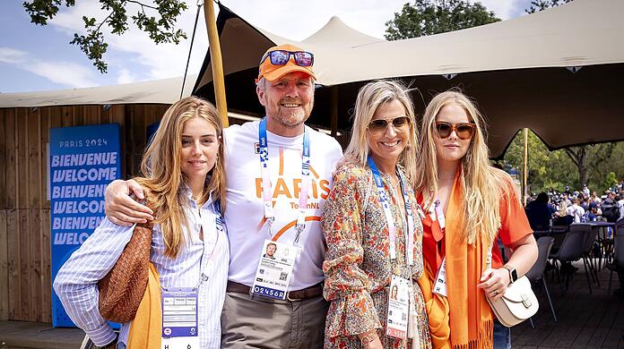 So gar nicht königlich: König Willem-Alexander zeigt sich mit seiner ganzen Familie in lockeren Outfits bei den olympischen Spielen in Paris.