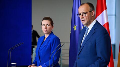 Dänemarks Ministerpräsidentin Mette Frederiksen, hier jüngst nach einem Gespräch mit Kanzler Merz. (Archivbild)