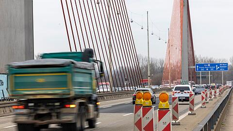 Die Bonner Nordbr&uuml;cke ist bereits seit Februar f&uuml;r schwere Lkw gesperrt. (Archivbild)