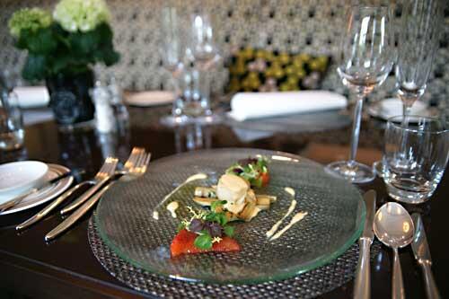 Es ist angerichtet: Mit einer raffinierten Kreation aus Jakobsmuscheln, Artischocken und Blutorangen beginnt das Gourmet-Menü im Restaurant Davvero.