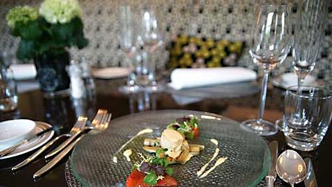 Es ist angerichtet: Mit einer raffinierten Kreation aus Jakobsmuscheln, Artischocken und Blutorangen beginnt das Gourmet-Menü im Restaurant Davvero.