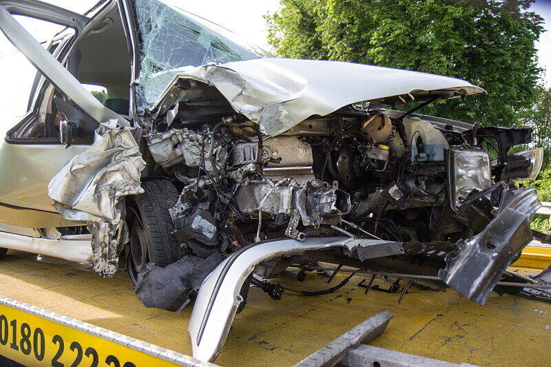 Schwer vorstellbar, dass der Fahrer dieses Wagens nahezu unverletzt blieb. Die Bilder vom Unfallort.