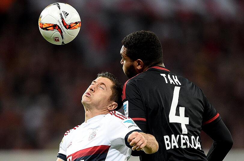 Luftkampf: Bayerns Robert Lewandowski (l.) gegen Leverkusens Jonathan Tah.