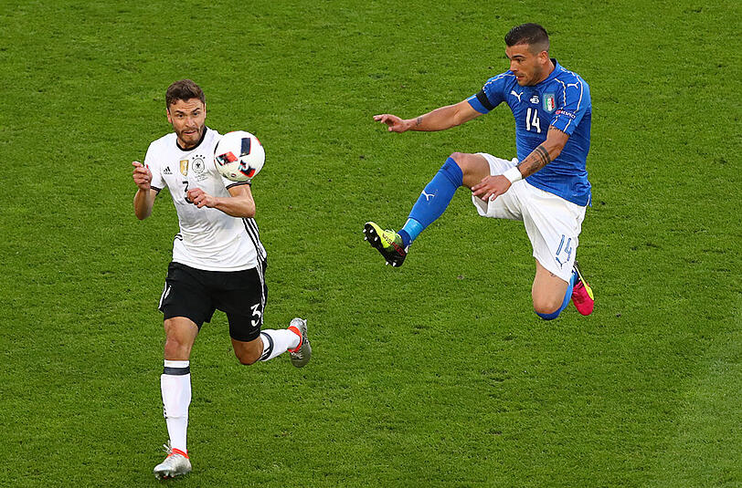 Jonas Hector: Note 1. Turbo-Hector! Elfer-Jonas, der Held aus Köln! Über links mutig und entschlossen, bereitet so Özils 1:0 vor. Auch gut im Defensiv-Kopfball, solide Pässe, die er auch in der Vorwärtsbewegung fast immer zum Mann bringt. Machte seine Seite nach hinten besser zu als Kimmich rechts. Verwandelte den letzten Elfmeter, wenn auch zittrig.