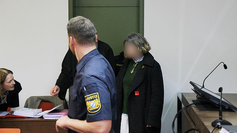 Die Tagesmutter wird in den Gerichtssaal geführt.