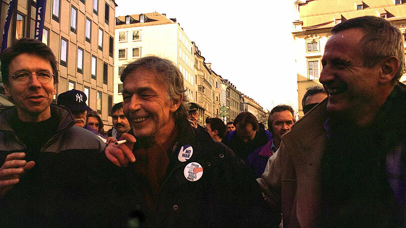 Claus Schreer mit dem früheren Grünen-Stadtrat Sigi Benker beim Protestzug gegen die Sicherheitskonferenz im Bayerischen Hof.