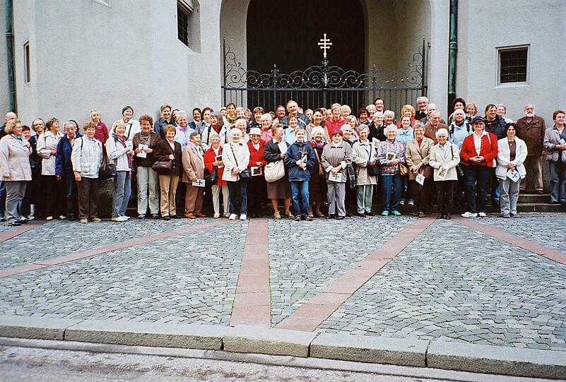 Die Wallfahrer beim Alten Peter zum Beginn der Wallfahrt.