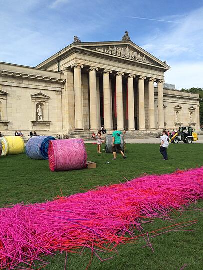 Schön bunt! Die neuen Kunstwerke vor der Glyptothek.