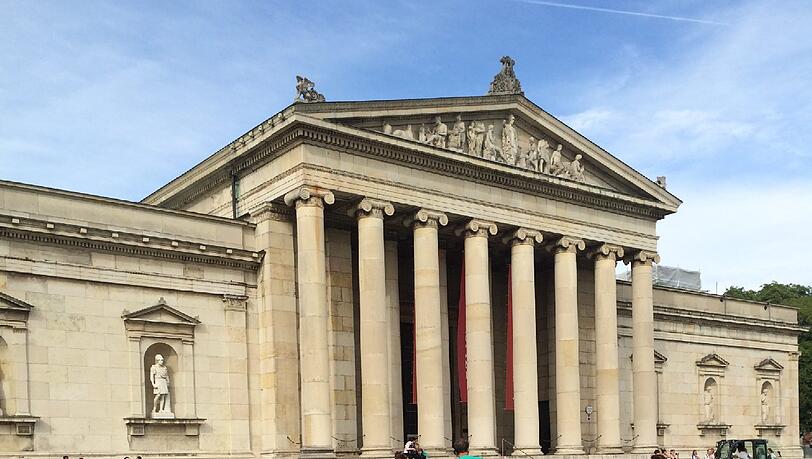 Schön bunt! Die neuen Kunstwerke vor der Glyptothek.