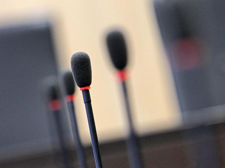 Mikrofone sind in einem Saal aufgerichtet. Foto: Fredrik von Erichsen/Archivbild