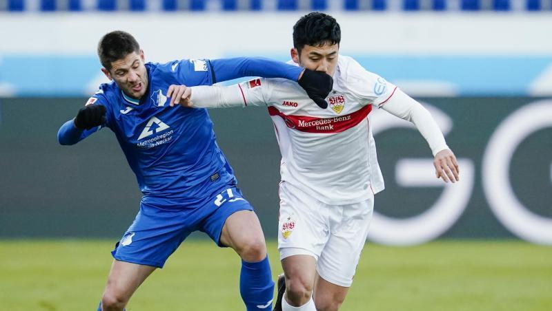 Der Hoffenheimer Andrej Kramaric (l) im Zweikampf mit VfB-Profi Wataru Endo.