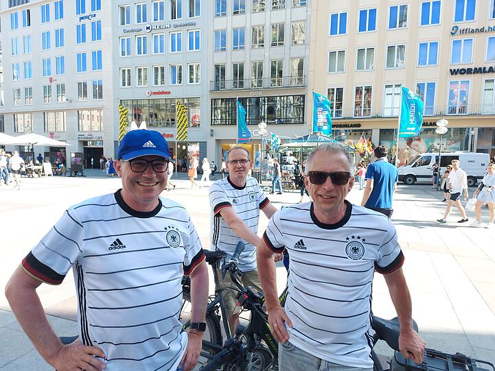 Endlich beleben wieder Fußballfans die City.