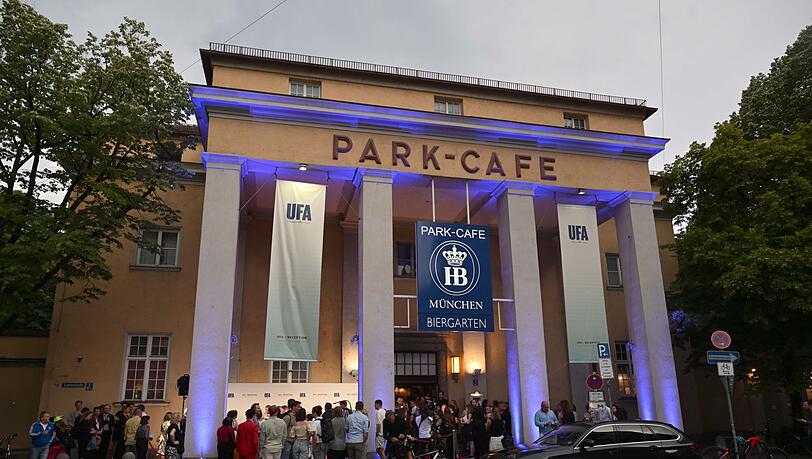 Gäste stehen beim UFA-Empfang vor dem Münchner Park Café.