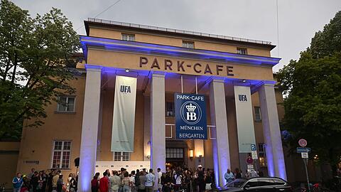 Gäste stehen beim UFA-Empfang vor dem Münchner Park Café.