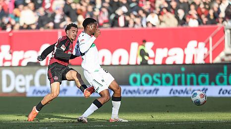 Raphael Lubach (l) erzielt das 1:1. Hannovers Ime Okon kann das Tor nicht verhindern.