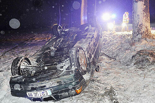 Auf der schneeglatten Straße kam der BMW von der Fahrbahn ab und überschlug sich.