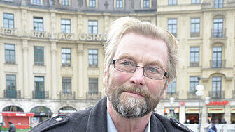 Franz Grom, Rentner: „Wozu in der Innenstadt wohnen? Ich lebe in Neufahrn und habe dort alles, was ich brauche, und eine herrliche Ruhe. Wenn es mich doch einmal in die Stadt zieht, ist die S-Bahn in nur 35 Minuten da. Drei Mal in der Woche fahre ich die Strecke – zu meinem Nebenjob als Pförtner in der Innenstadt.“ Franz Grom, Rentner: „Wozu in der Innenstadt wohnen? Ich lebe in Neufahrn und habe dort alles, was ich brauche, und eine herrliche Ruhe. Wenn es mich doch einmal in die Stadt zieht, ist die S-Bahn in nur 35 Minuten da. Drei Mal in der Woche fahre ich die Strecke – zu meinem Nebenjob als Pförtner in der Innenstadt.“