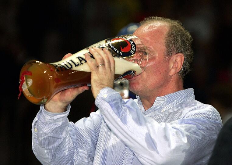 Nach dem Pokalsieg 2005: Uli Hoeneß nimmt einen tiefen Schluck aus dem obligatorischen, überdimensionierten Weßbierglas.