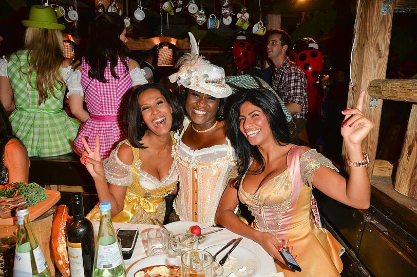 Model Marie Amiere, Simone Weissmann und die Modedesignerin Noura El Massoudi.