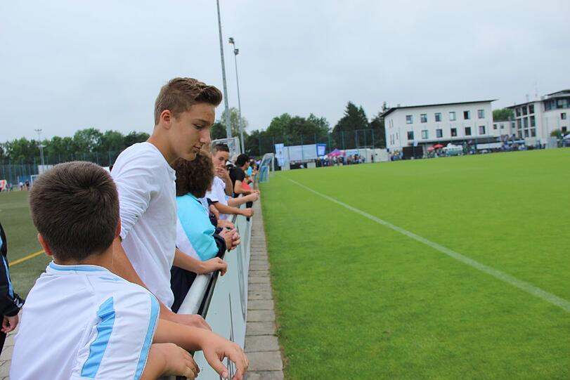 Die Fans warten bereits auf das Training ihrer Löwen.