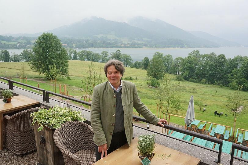 Das Glück am See: Pächter Michael Käfer auf der Terrasse von Schloss Kalenbrunn. Unten: der Biergarten.