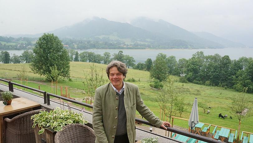 Das Glück am See: Pächter Michael Käfer auf der Terrasse von Schloss Kalenbrunn. Unten: der Biergarten.
