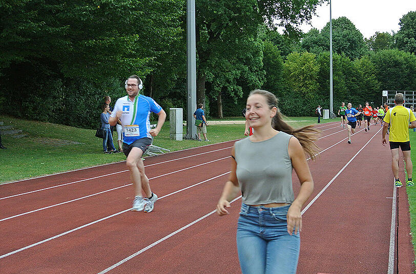 Der Sommernachtslauf im Olympiapark konnte mit 1.900 Teilnehmern einen neuen Rekord verbuchen. Klicken Sie sich durch die Bilderstrecke.