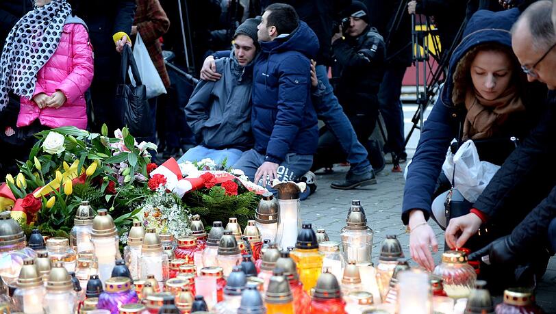 Trauerbekundungen in und um Paris nach den erschreckenden Ereignissen. Trauerbekundungen in und um Paris nach den erschreckenden Ereignissen.