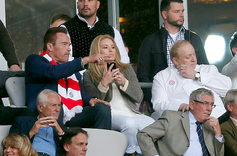 Arnold Schwarzenegger und Freundin Heather Milligan beim Spiel des FC Bayern gegen den FC Köln. Die Bilder.