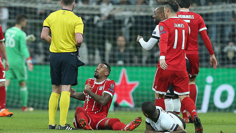 Jérome Boateng: Note 4.
Wurde anfangs zwei Mal überlaufen, ließ sich nach dem Führungstor kurz behandeln. Sah kurz vor der Pause Gelb. Völlig überflüssig. Weil es seine zweite im Wettbewerb ist, müsste er nach der nächsten zuschauen.