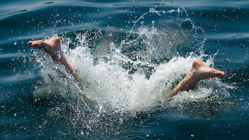 Der 32-Jährige wollte mit einem Köpfer in die Isar - das misslang gründlich (Symbolbild).