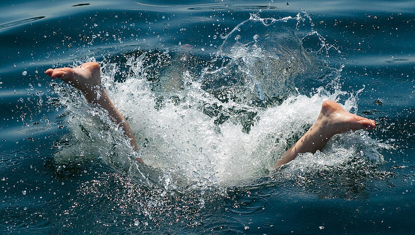 Der 32-Jährige wollte mit einem Köpfer in die Isar - das misslang gründlich (Symbolbild). Der 32-Jährige wollte mit einem Köpfer in die Isar - das misslang gründlich (Symbolbild).