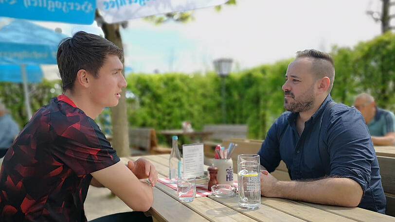 Innenverteidiger bei Haching: Christoph Greger (li.), hier im Gespräch mit Patrick Mayer, Fußballchef der AZ Digital.
