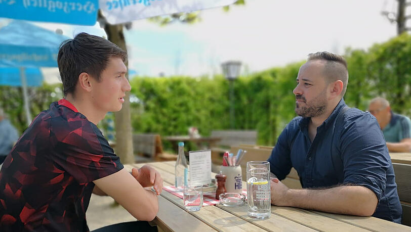 Innenverteidiger bei Haching: Christoph Greger (li.), hier im Gespräch mit Patrick Mayer, Fußballchef der AZ Digital.