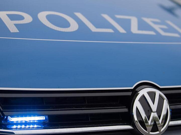 Ein Blaulicht leuchtet an einer Polizeistreife. Foto: Lino Mirgeler/Archiv