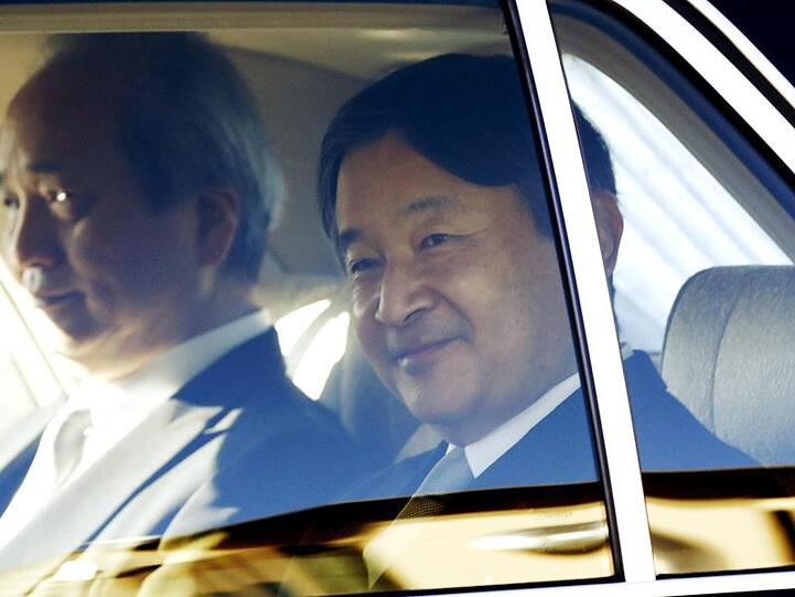Naruhito (r), Kronprinz von Japan, wird am 1. Mai zum Kaiser ernannt.