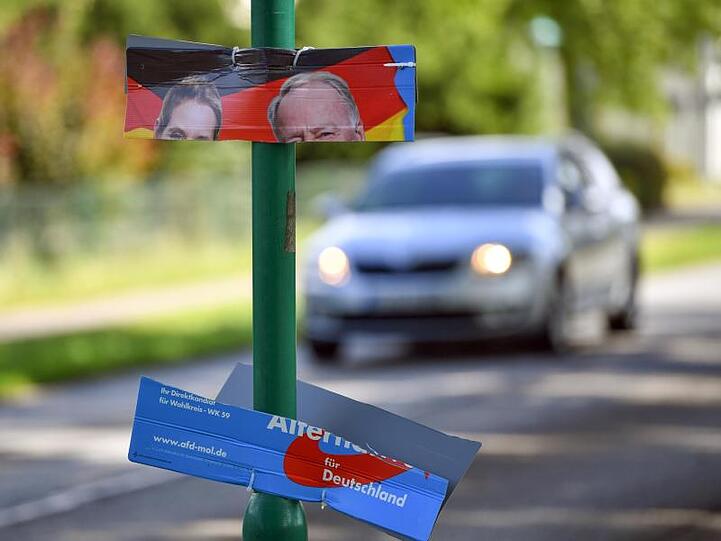 Ein zerstörtes Wahlplakat der AfD.