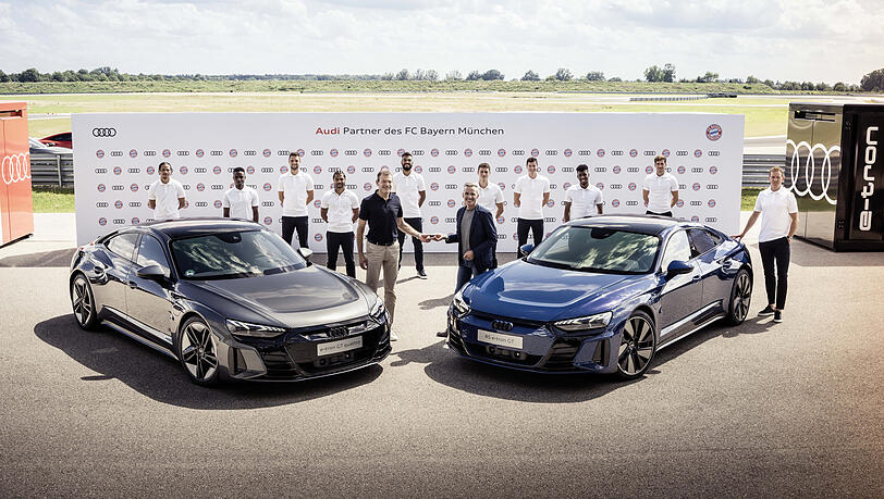 Übergabe der neuen Dienstwagen in Neuburg an der Donau. (v.l.n.r.) Leroy Sané; Bouna Sarr; Sven Ulreich; Serge Gnabry; Andreas Jung, Executive Board Member for Marketing of FC Bayern München AG; Henrik Wenders, Head of Brand Audi; Eric Maxim Choupo-Moting; Benjamin Pavard; Robert Lewandowski; Kingsley Coman; Leon Goretzka; Julian Nagelsmann. Übergabe der neuen Dienstwagen in Neuburg an der Donau. (v.l.n.r.) Leroy Sané; Bouna Sarr; Sven Ulreich; Serge Gnabry; Andreas Jung, Executive Board Member for Marketing of FC Bayern München AG; Henrik Wenders, Head of Brand Audi; Eric Maxim Choupo-Moting; Benjamin Pavard; Robert Lewandowski; Kingsley Coman; Leon Goretzka; Julian Nagelsmann.