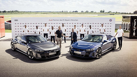 Übergabe der neuen Dienstwagen in Neuburg an der Donau. (v.l.n.r.) Leroy Sané; Bouna Sarr; Sven Ulreich; Serge Gnabry; Andreas Jung, Executive Board Member for Marketing of FC Bayern München AG; Henrik Wenders, Head of Brand Audi; Eric Maxim Choupo-Moting; Benjamin Pavard; Robert Lewandowski; Kingsley Coman; Leon Goretzka; Julian Nagelsmann.
