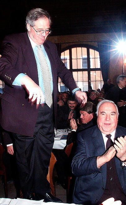 2002 treibt Podiuk Späße mit Alt-Kanzler Helmut Kohl.